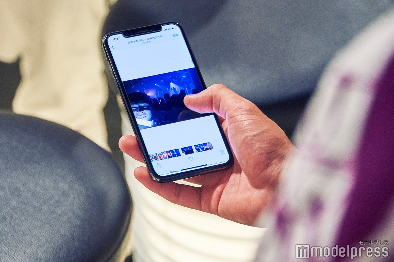 セルフィをメンバーに見せるマーティン （C）モデルプレス