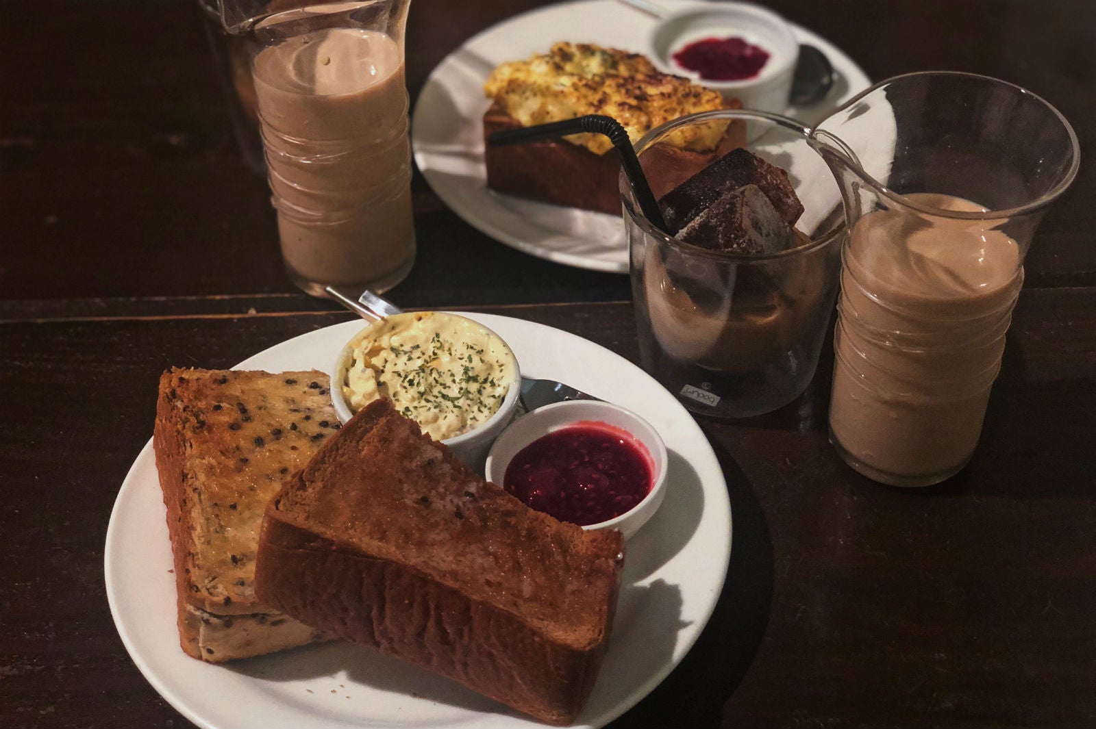 「カフェ ド サラ」のモーニングは、黒ゴマトーストorタマゴトーストをチョイス！ （C）モデルプレス