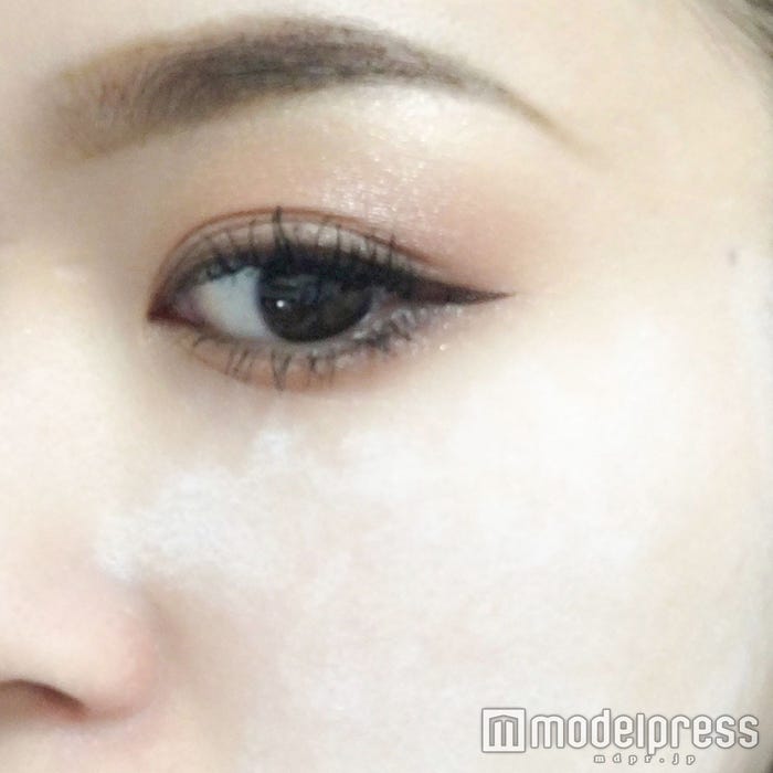 パウダーを馴染ませている間にアイメイクを/写真・Himiko(C)モデルプレス