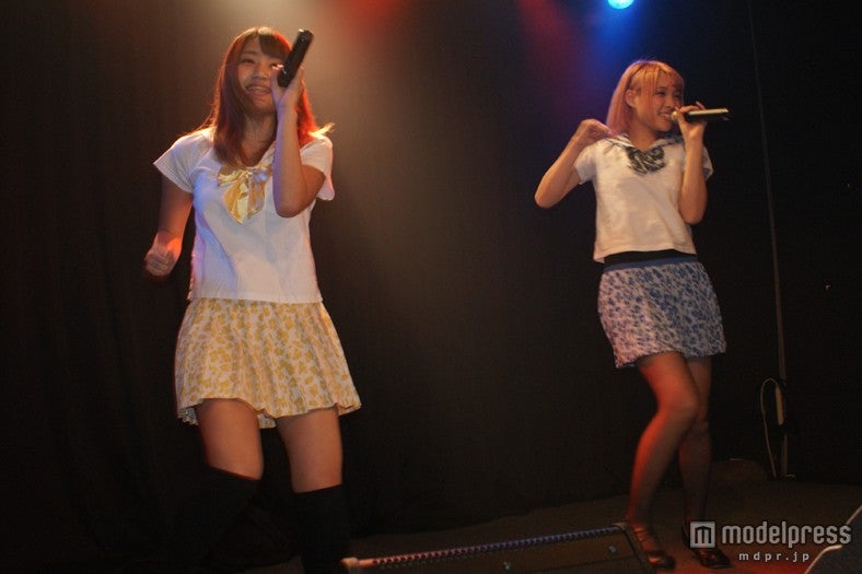 ライブイベント中の坂井樹乃、江崎ななほ