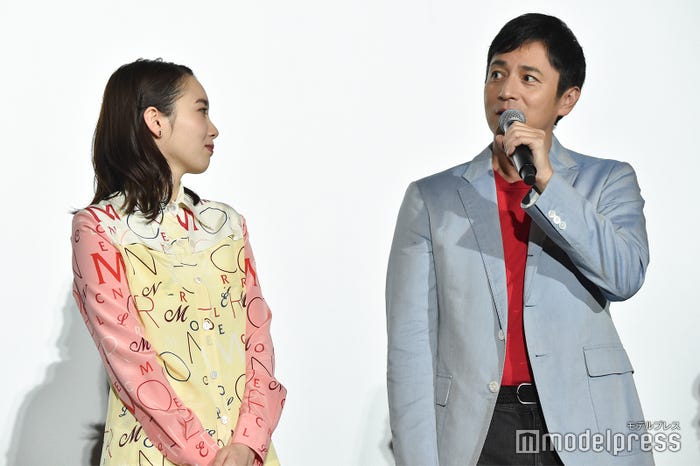 飯豊まりえ、徳井義実(C)モデルプレス