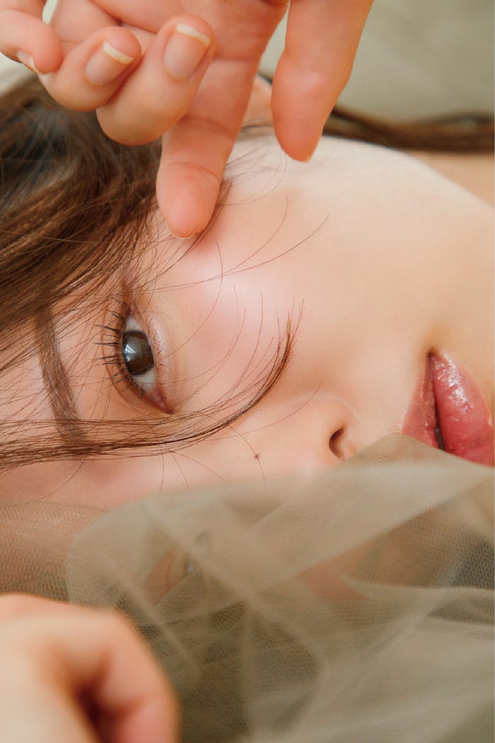 志崎樺音 撮影:菊地泰久/「志崎樺音1st写真集unplugged」(講談社)より