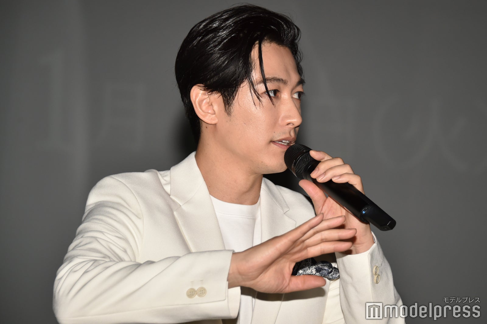 役名の「佐々木深夜」の手話をするディーン・フジオカ （C）モデルプレス