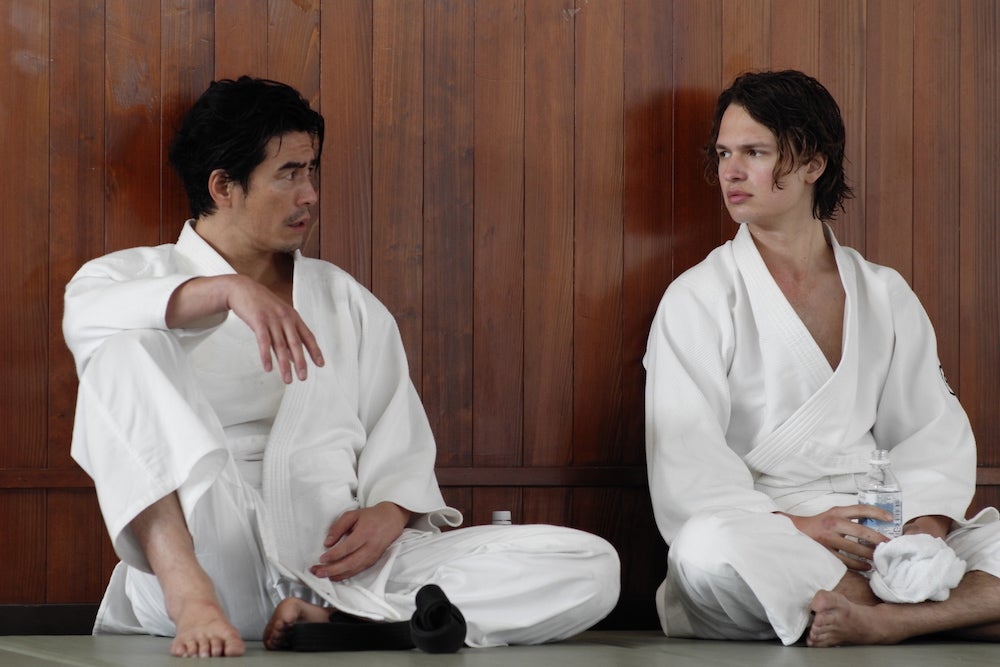 伊藤英明、アンセル・エルゴート（C）HBO Max／James Lisle