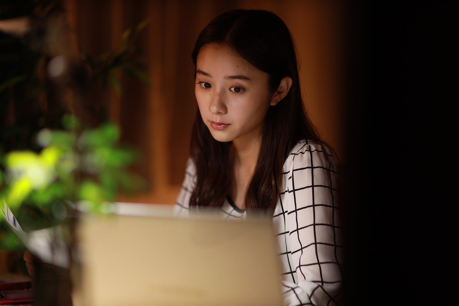 堀田真由／「言霊荘」第3話より（C）テレビ朝日