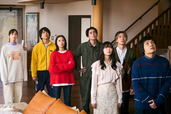 中条あやみ、重岡大毅、堀田真由、間宮祥太朗、西野七瀬、戸塚純貴、岡山天音(C)2024映画『ある閉ざされた雪の山荘で』製作委員会(C)東野圭吾/講談社