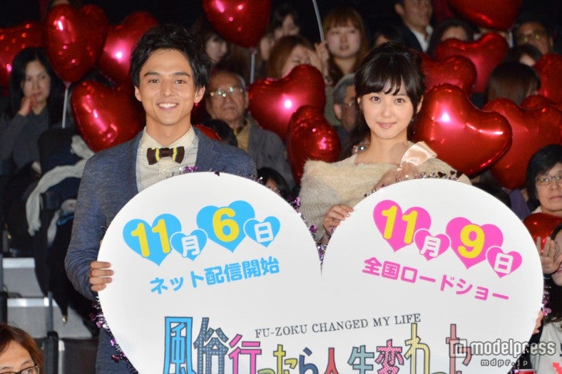 （左より）満島真之介、佐々木希