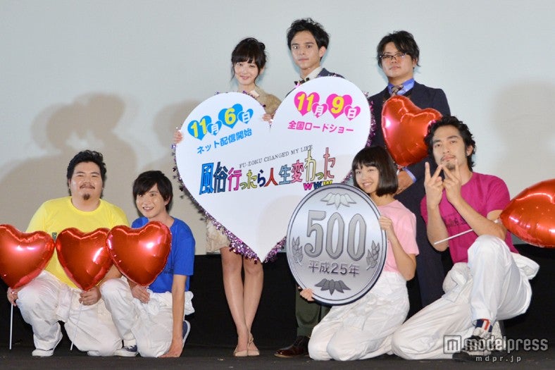 （上段左より）佐々木希、満島真之介、飯島健監督（下段左より）駒木根隆介、藤間宇宙、上原実矩、阿部進之介