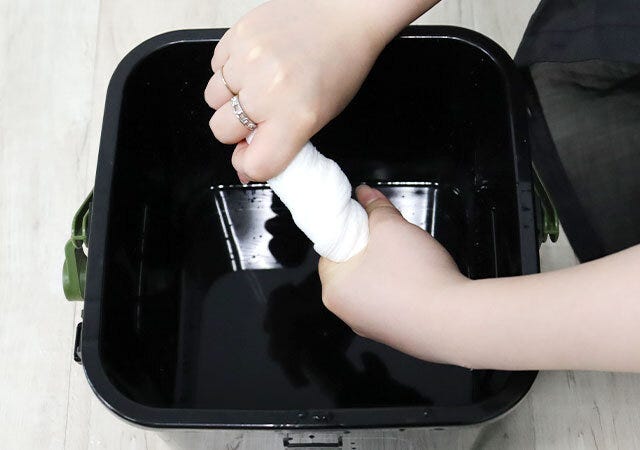 ダイソーの備蓄用圧縮バスタオルの水気を絞る様子