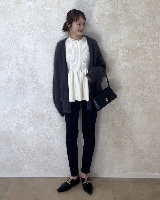 GUペプラムニットプルオーバーと黒スキニーのスタイルアップコーデ