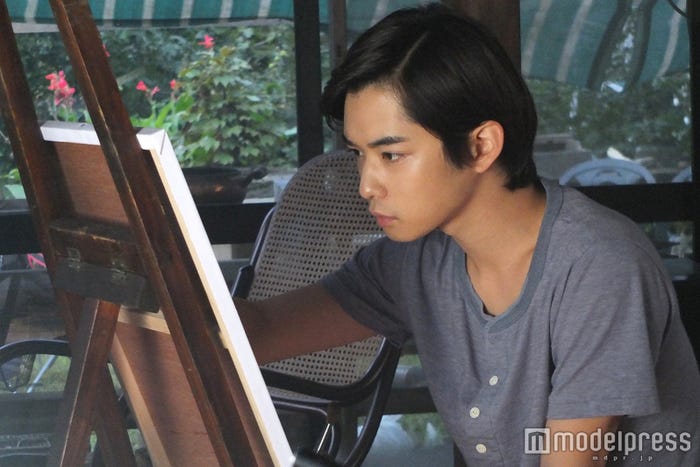 植物画を描く要役の千葉雄大