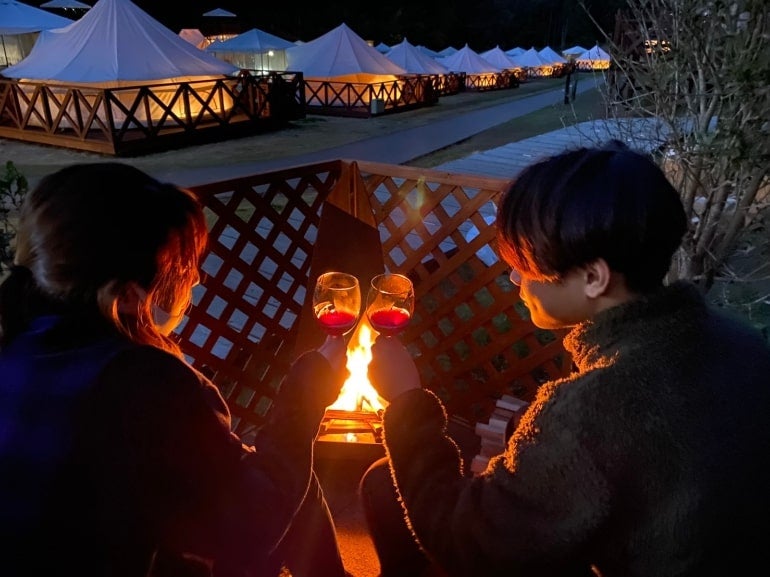 クリスマスは貸切ヘリで東京の空を独占 グランピングに宿泊する 1日3組限定の特別な時間 モデルプレス