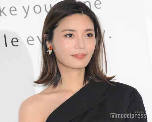 島袋聖南、白ビキニ姿で美谷間披露「憧れのスタイル」「首筋綺麗」と話題