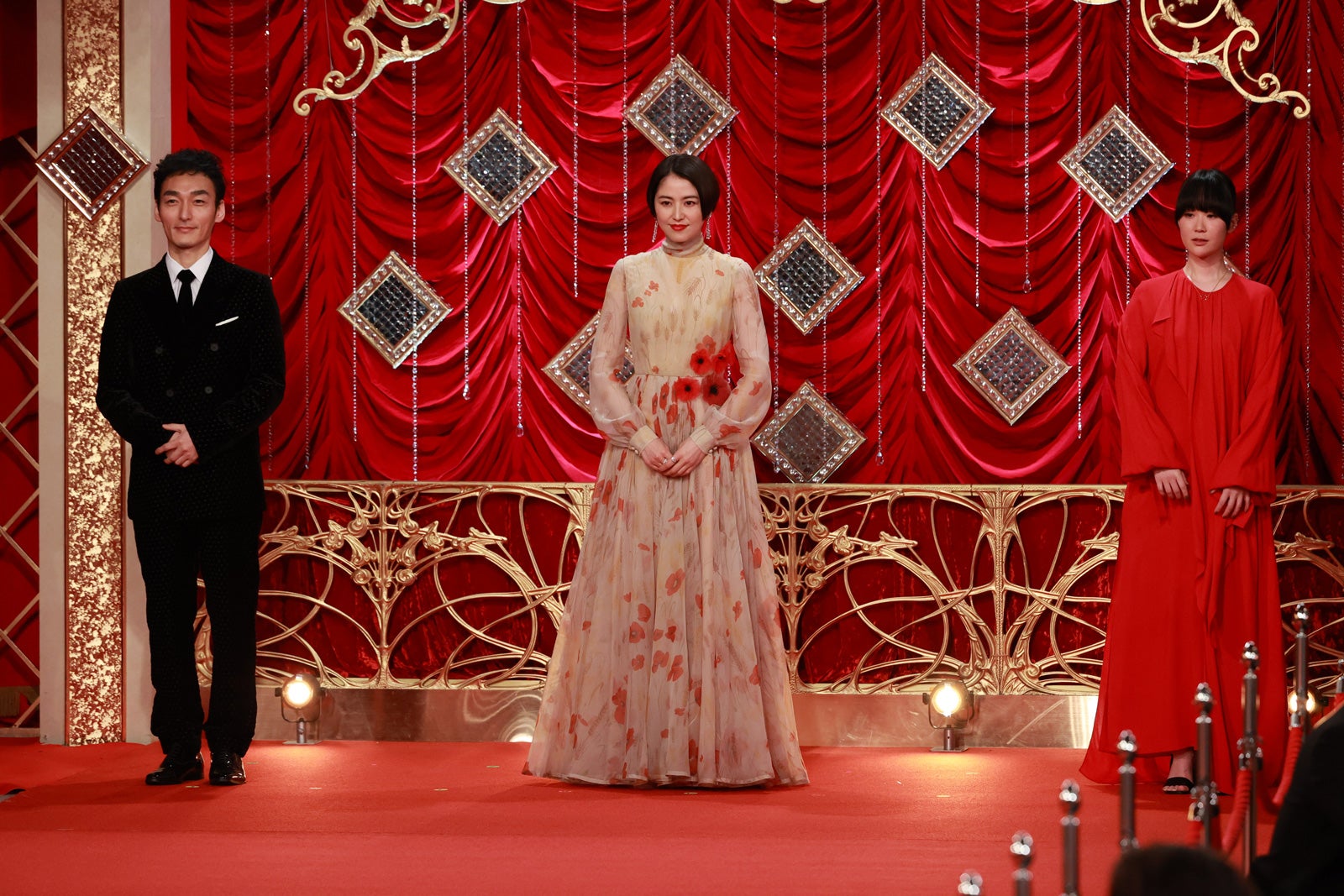 草なぎ剛、長澤まさみ、黒木華（C）東京写真記者協会