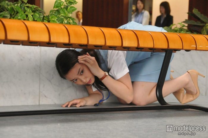 紛失物を探す武井咲(C)テレビ朝日