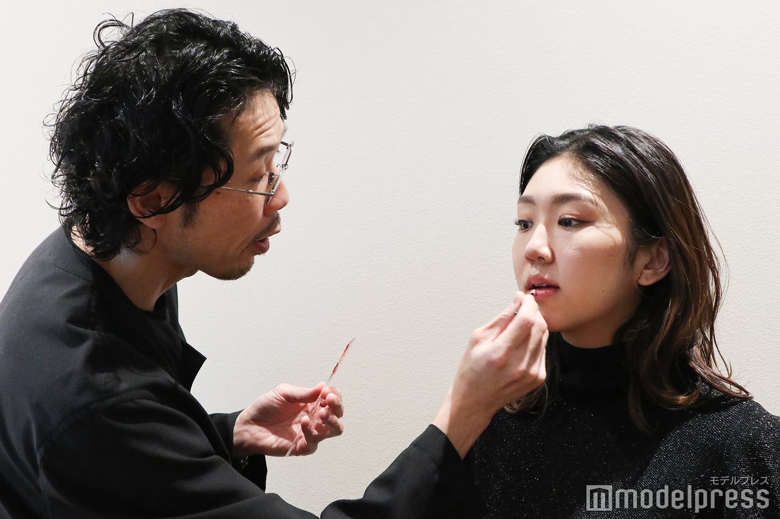 ツヤリップの上にマットリップを重ね塗り（C）モデルプレス