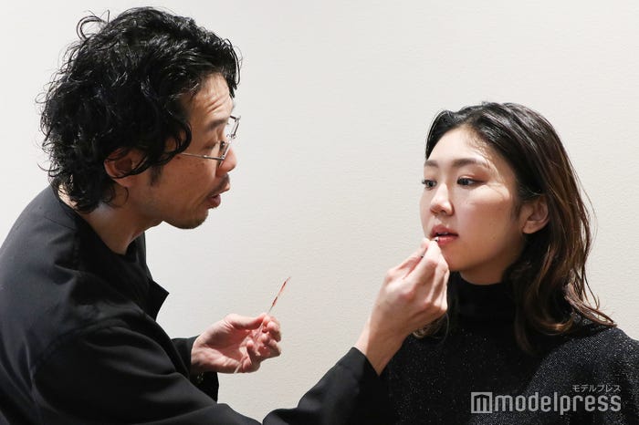 ツヤリップの上にマットリップを重ね塗り(C)モデルプレス