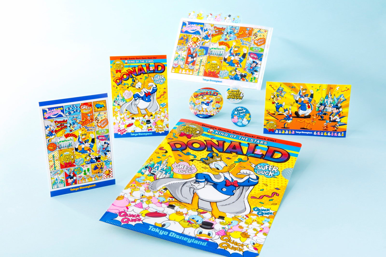 ポストカードセット 750 円、クリアホルダーセット 700 円、カンバッジセット 1,200 円（C）Disney