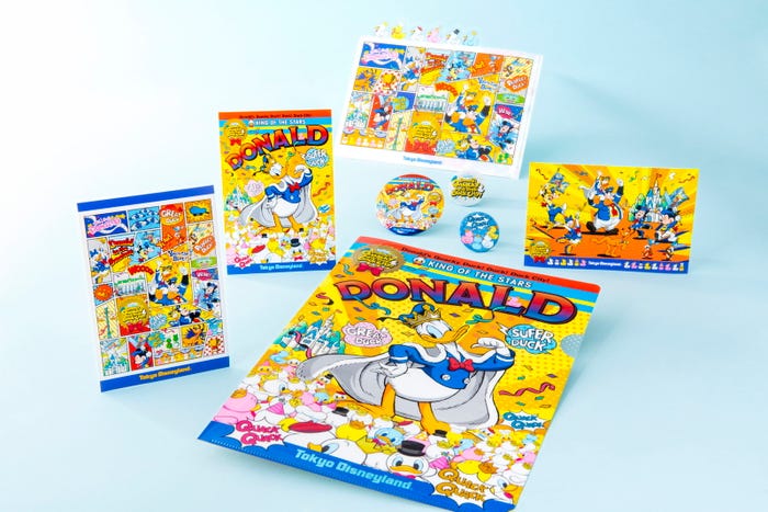 ポストカードセット 750 円、クリアホルダーセット 700 円、カンバッジセット 1,200 円(C)Disney