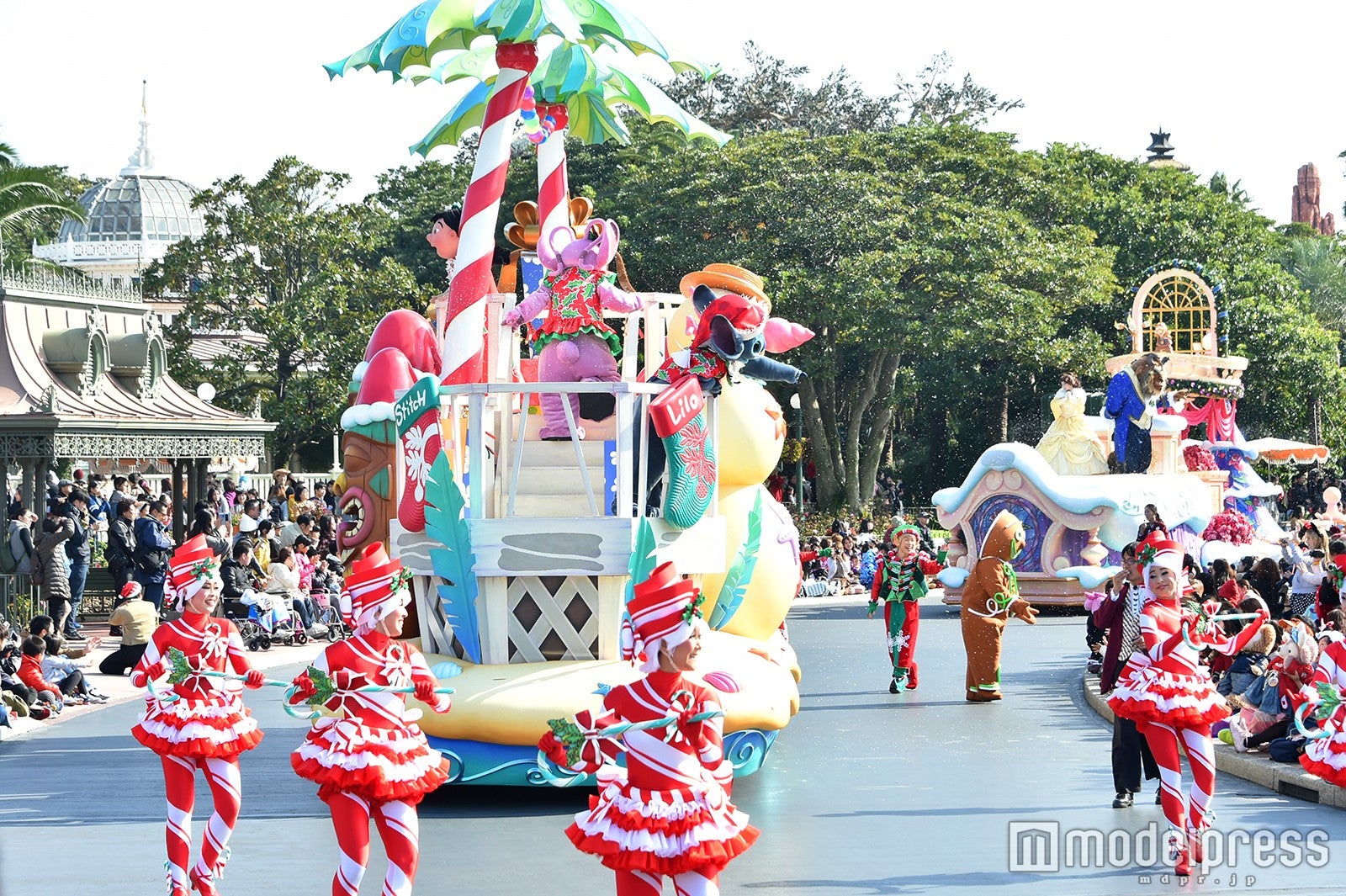 雪が舞う演出／パレード「ディズニー・クリスマス・ストーリーズ」（C）モデルプレス