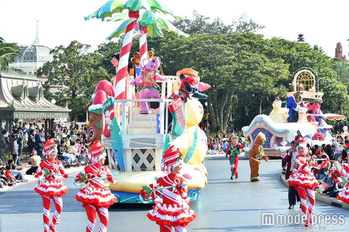 雪が舞う演出/パレード「ディズニー・クリスマス・ストーリーズ」(C)モデルプレス