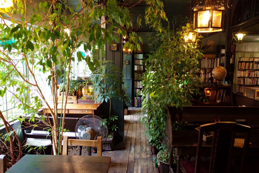 アール座読書館店内