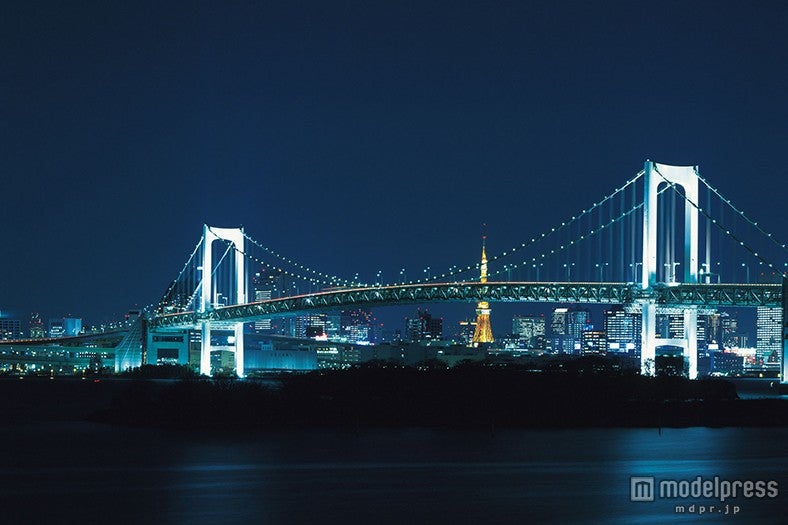 船から眺めるスカイツリーとレインボーブリッジ／画像提供：東海汽船