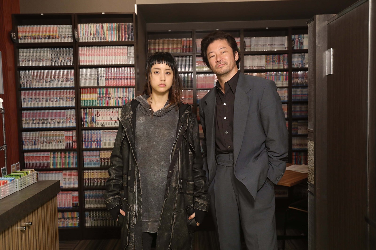 山本美月、浅野忠信（C）フジテレビ