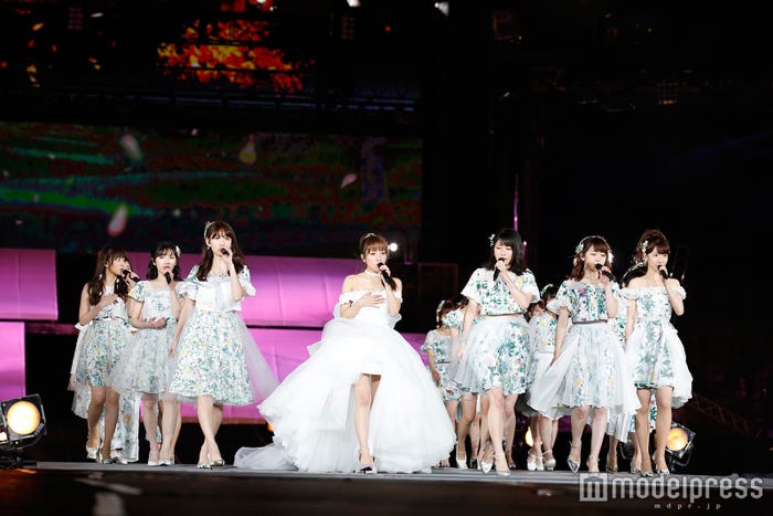 「桜の木になろう」(左から)指原莉乃、渡辺麻友、小嶋陽菜、高橋みなみ、横山由依、峯岸みなみ、柏木由紀(C)AKS