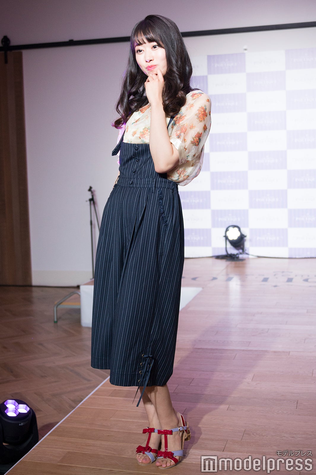 裾のリボンでパンツもガーリーに（C）モデルプレス