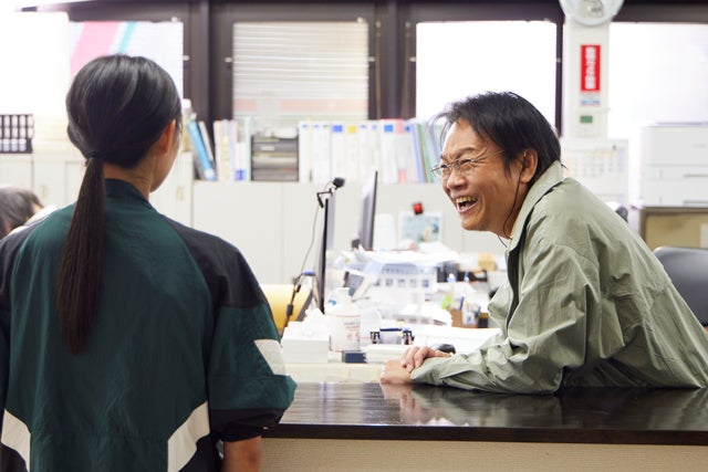 遠藤さくら、 星田英利「トラックガール」（C）フジテレビ