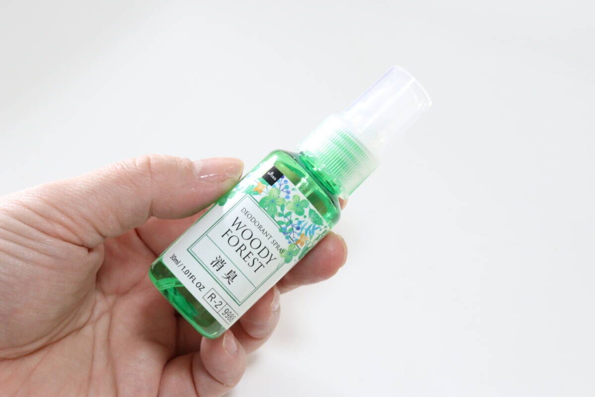 ダイソーの消臭スプレー（ウッディフォレスト）のビジュアル
