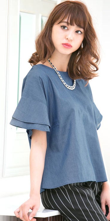 カットデニム☆ラッフルフレア袖ブラウストップス「神戸レタス」2490円（税込）／画像提供：神戸レタス