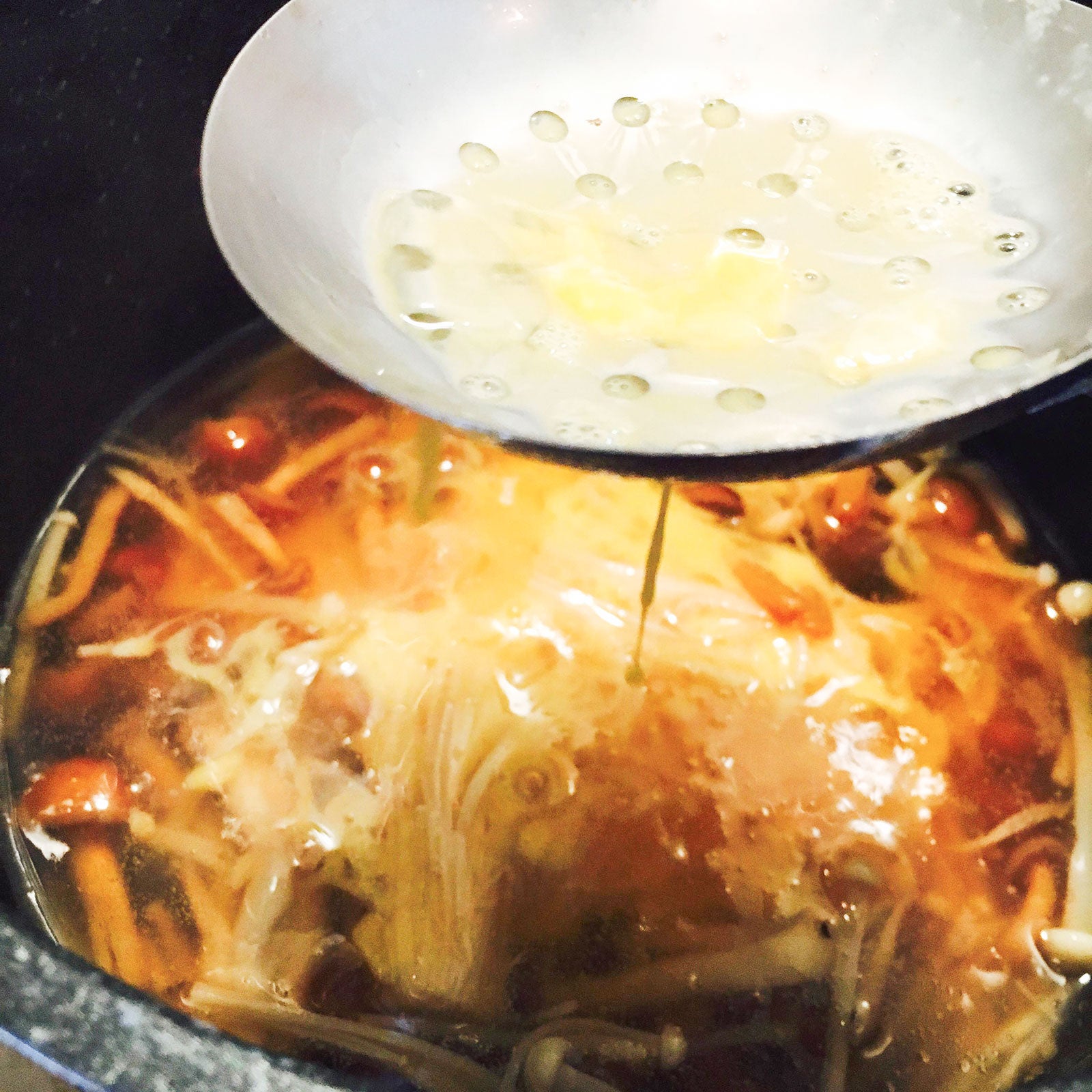 手順4：溶いておいた卵をゆっくりと流す／画像提供：柏原歩