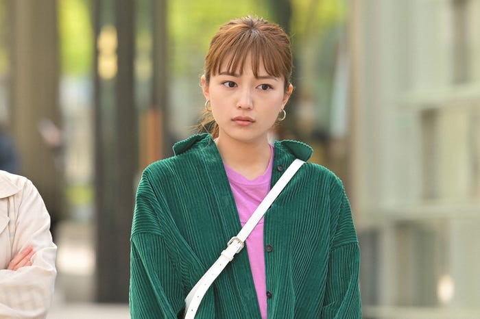 川口春奈 「着飾る恋には理由があって」第2話より(C)TBS