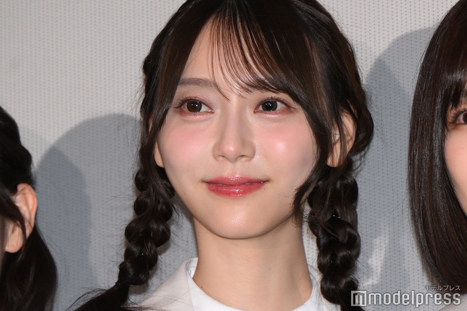 乃木坂46弓木奈於、シースルースカートで美脚透ける「大人っぽく