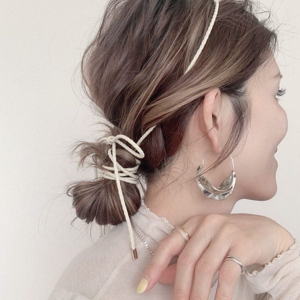 紐を使ったヘアアレンジ15選 簡単に真似できるおしゃれな結び方をご紹介 モデルプレス 紐を使ったヘアアレンジ15選 簡単に真似できるおしゃれな結び方をご紹介 モデルプレス