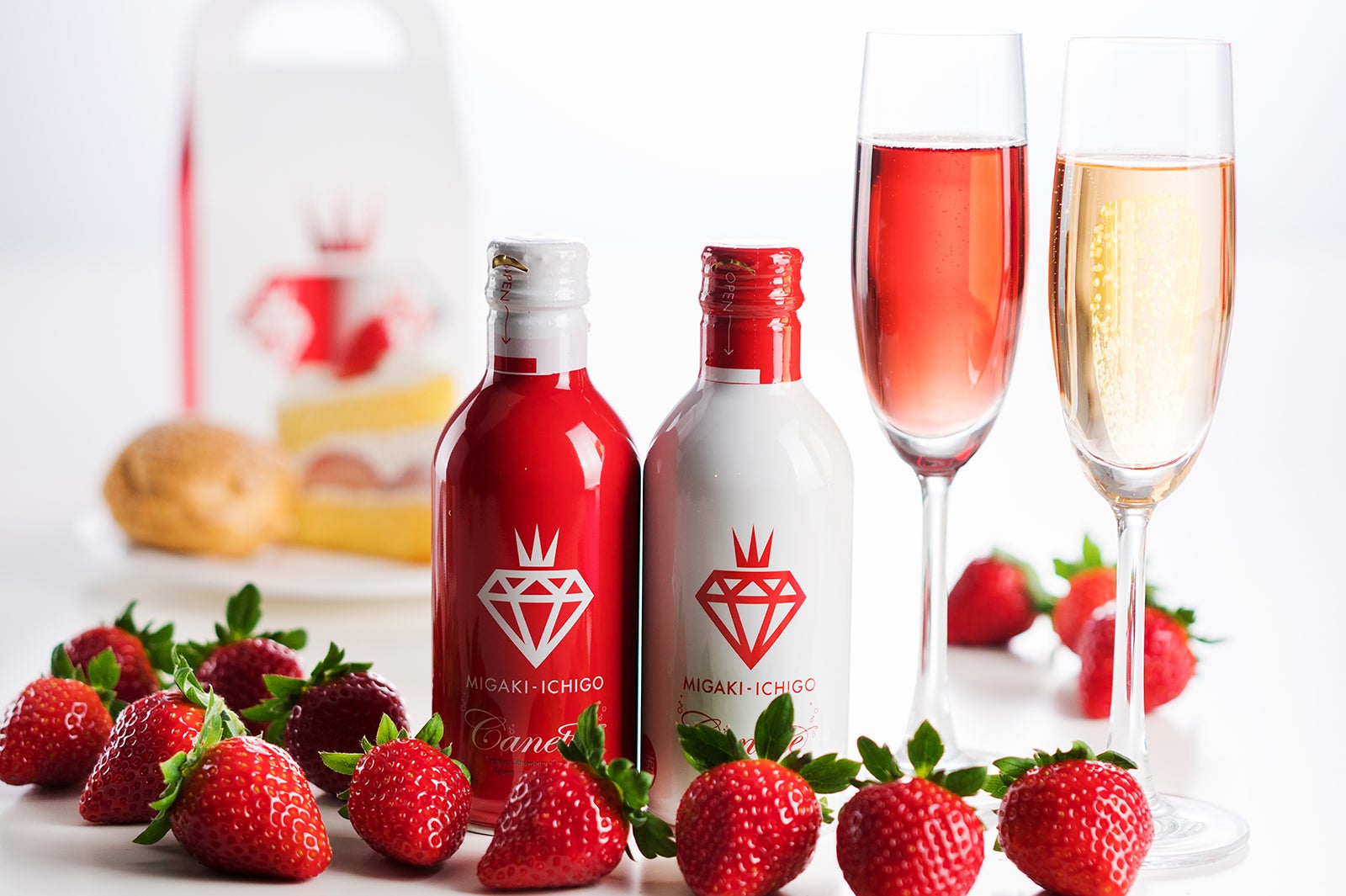 ミガキイチゴ・カネット 赤・白一杯¥500／画像提供：株式会社 横浜赤レンガ