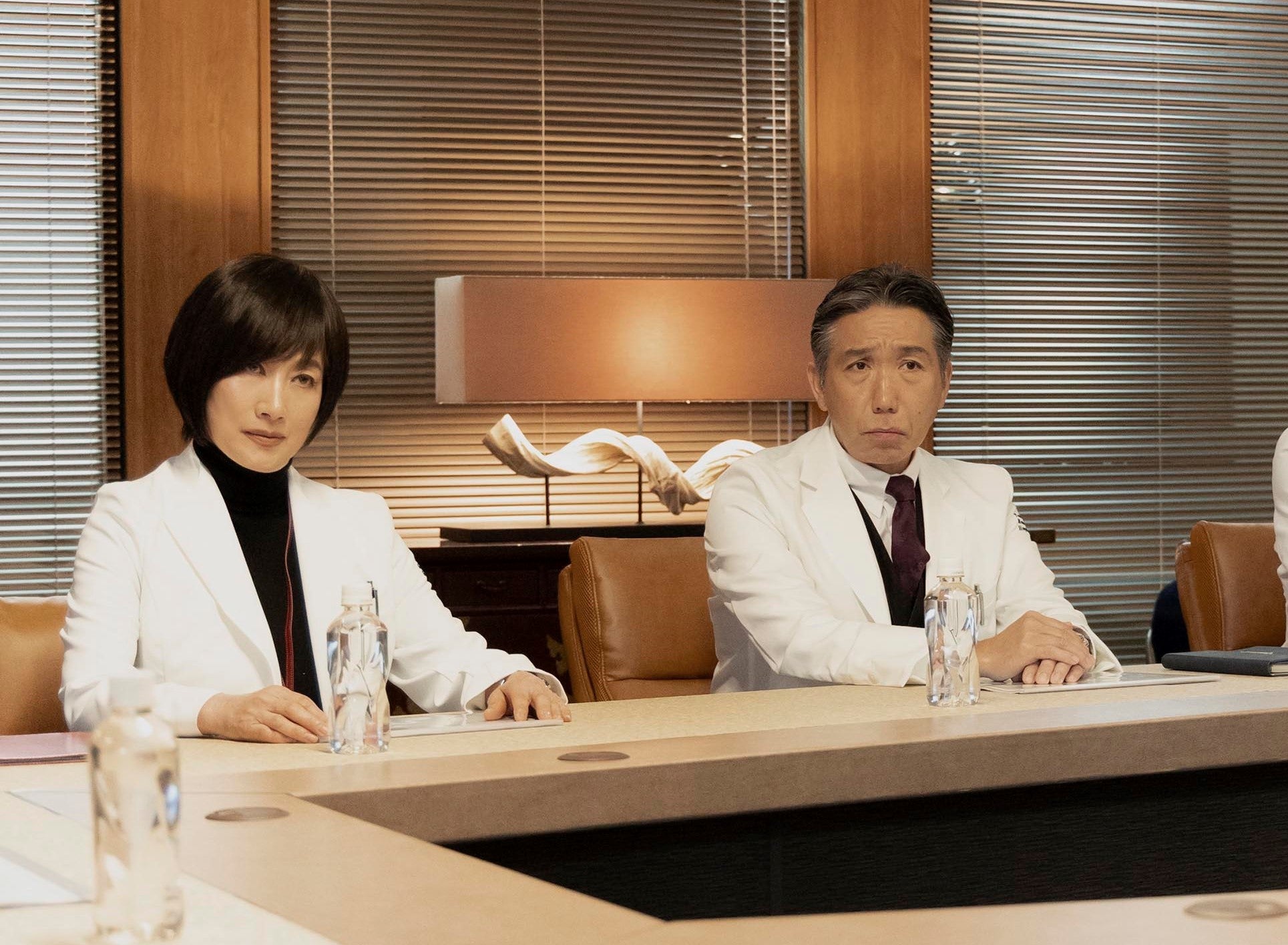 余貴美子、梶原善 「Re:リベンジ-欲望の果てに-」第1話より（C）フジテレビ