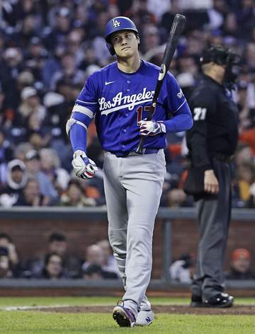 大谷翔平がサイ・ヤング賞左腕に苦戦 珍しく高めのボール球にバット止まらず 空振り三振で首かしげる 解説「振りながら『真っすぐかー』って振ってる」