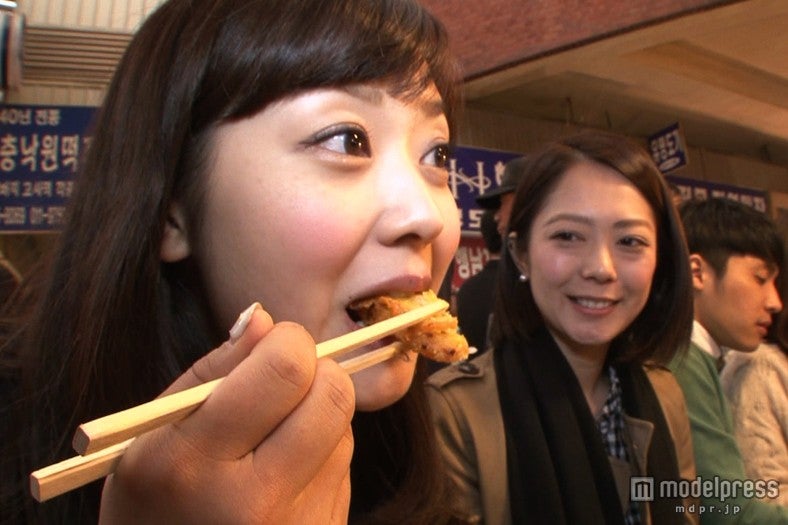 （左から）水卜麻美アナウンサー、案内人の白鳥由佳（C）日本テレビ