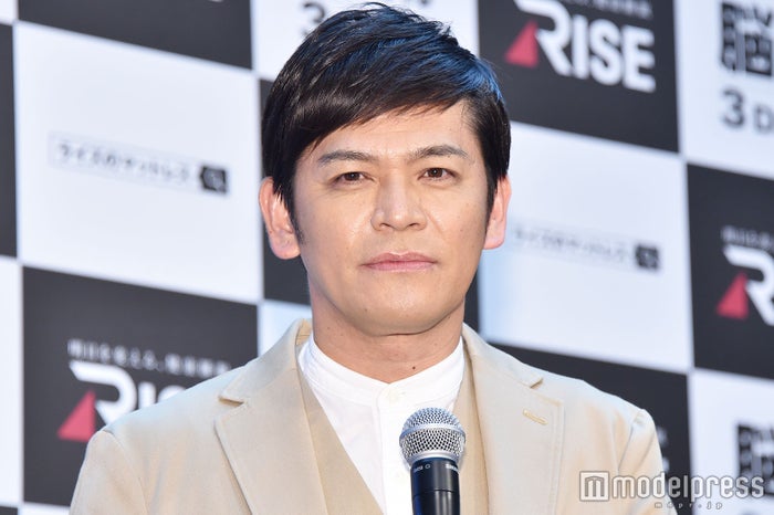 ますだおかだ岡田圭右、子ども達との旅行ショット公開「眠いパパを起こすお子さんたち可愛い」「夏休み感満載」