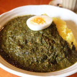 南新宿で18年愛される絶品「カレー」! 昼はカレー・夜はバー、ふたつの顔を持つ『ムーンボウ』