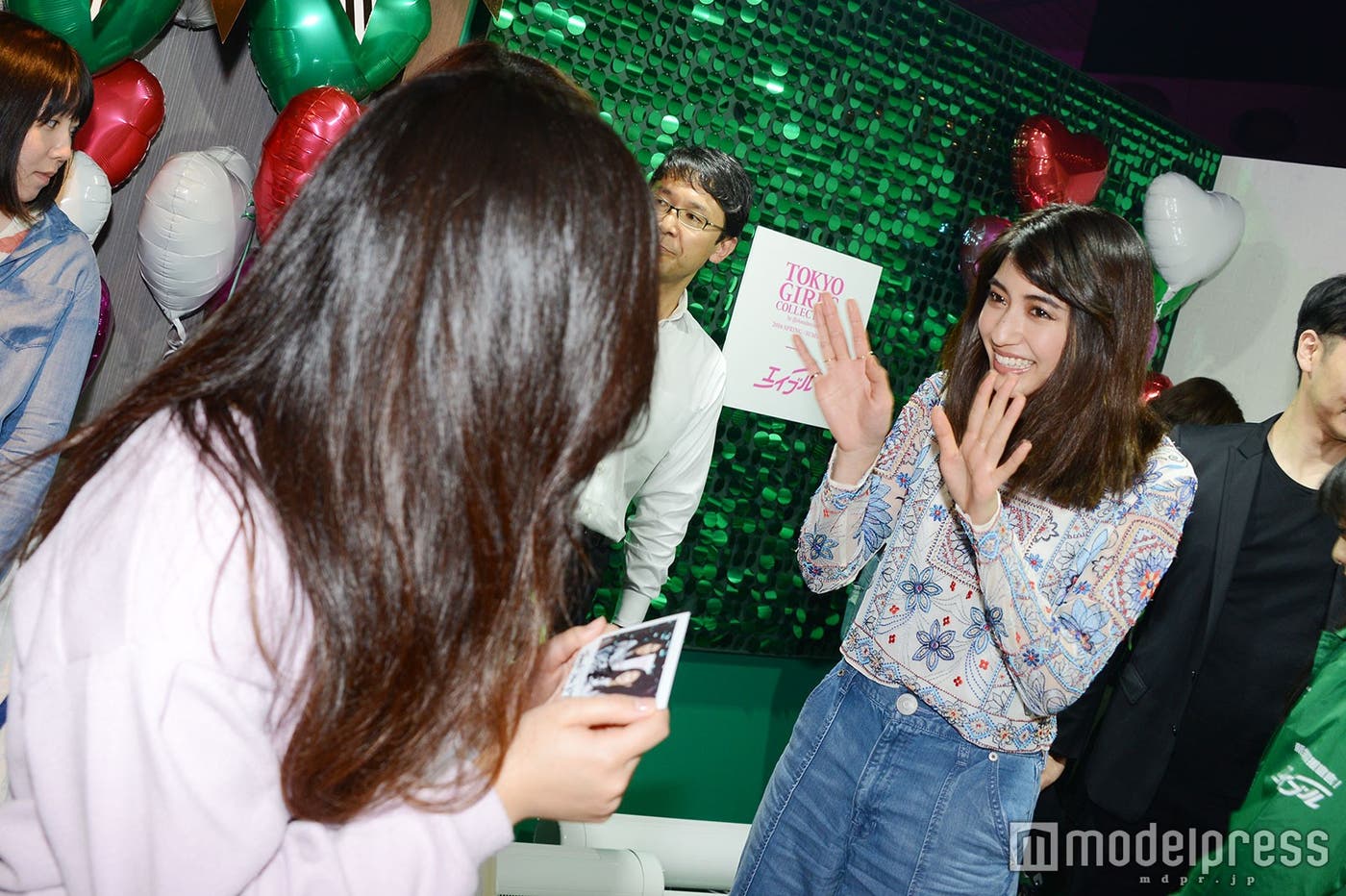 ファンと交流を図る有末麻祐子(C)モデルプレス