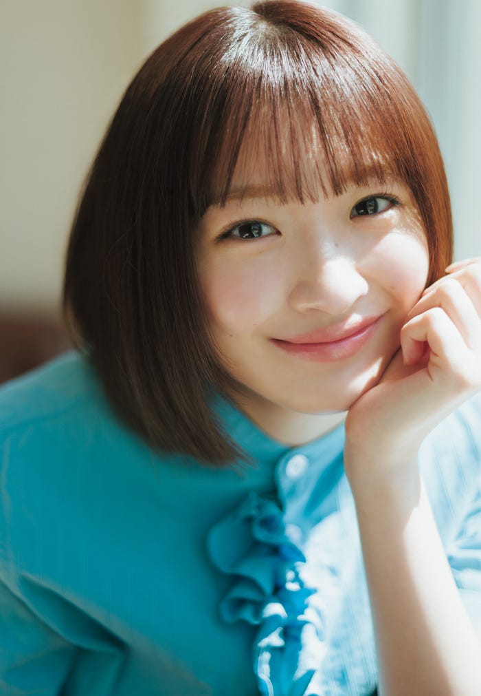 小島凪紗:撮影/前康輔 スタイリング/武久真理江 ヘアメイク/田村直子 デザイン/松本麻実(GROSVENOR design.)