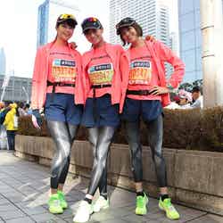 東京マラソンを完走した（左から）稲村亜美、永田レイナ、寺本愛美（C）東京マラソン財団