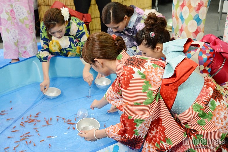 「金魚すくい」に真剣になるFlower／番組収録時