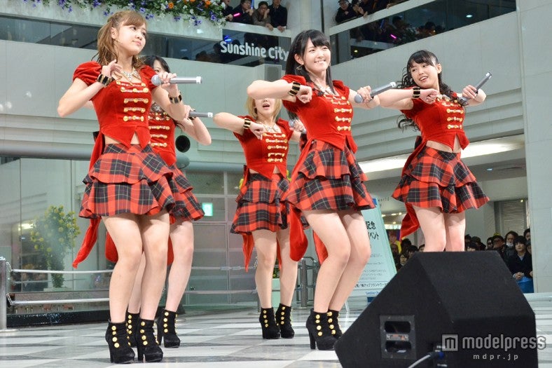 「まっさらブルージーンズ（2012神聖なるver）」を披露する℃-ute