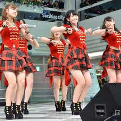 「まっさらブルージーンズ(2012神聖なるver)」を披露する℃-ute