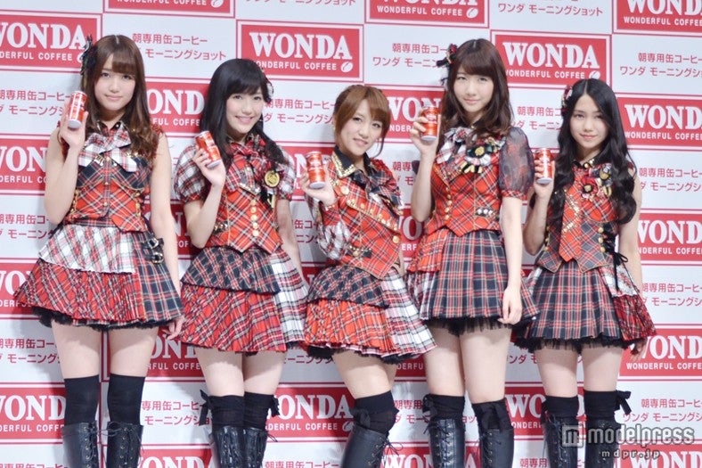 （左から）加藤玲奈、渡辺麻友、高橋みなみ、柏木由紀、田野優花